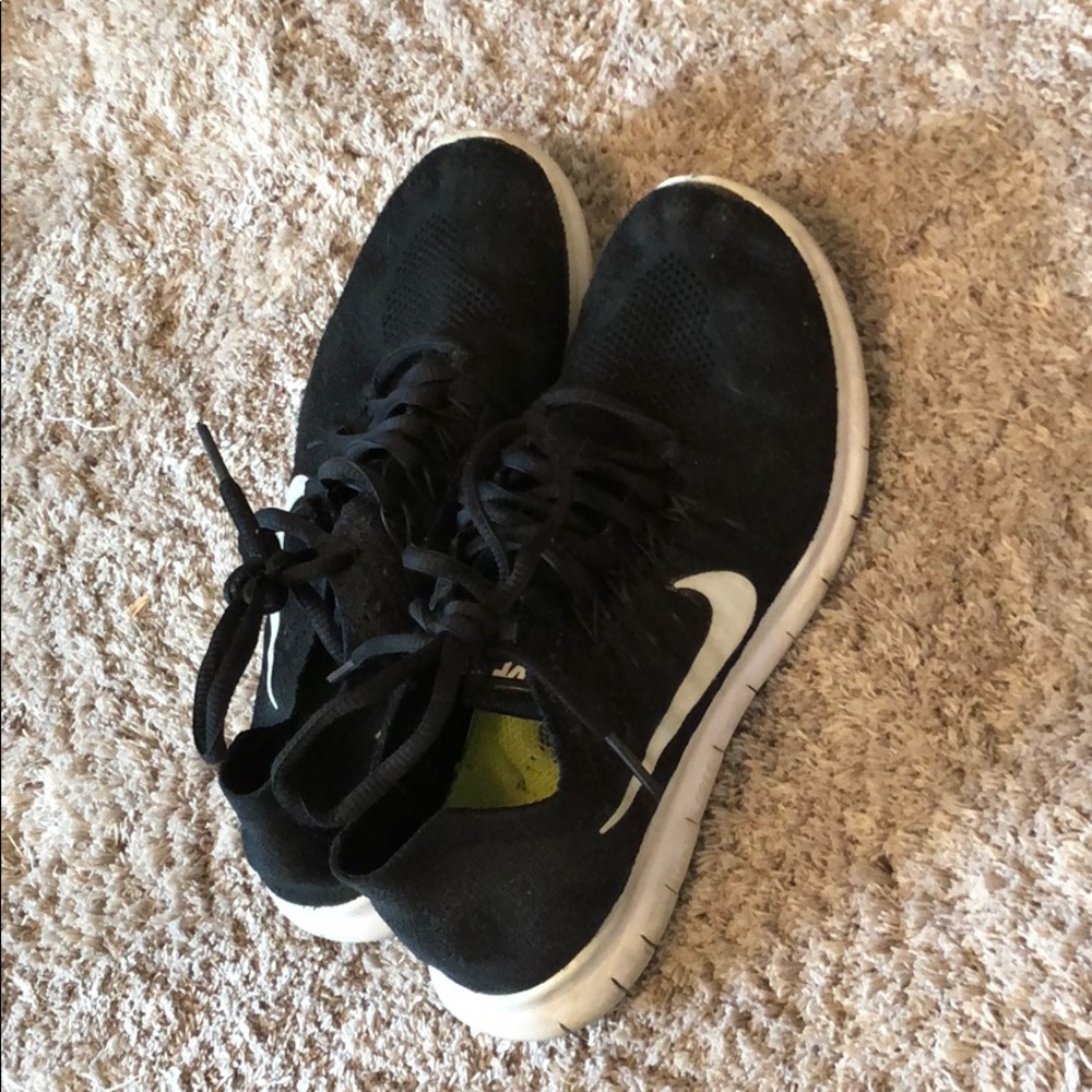 black nike free runs